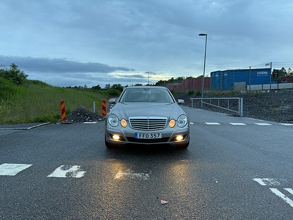 Mercedes-Benz E200 3 of 5