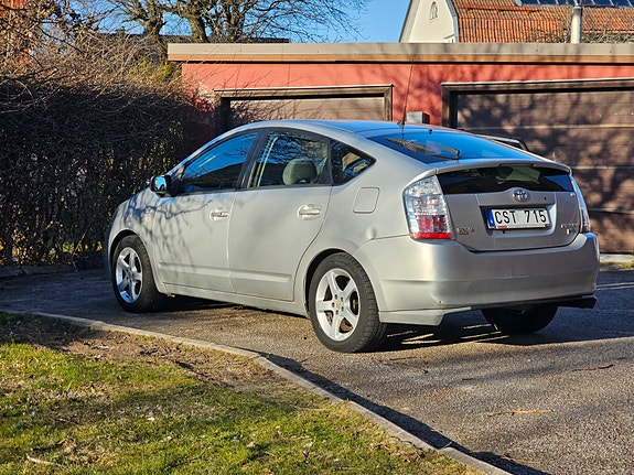 Toyota Prius 2 of 5