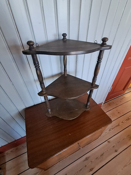 Retro / Vintage / Antik Hörnhylla i trä. 1900-tal