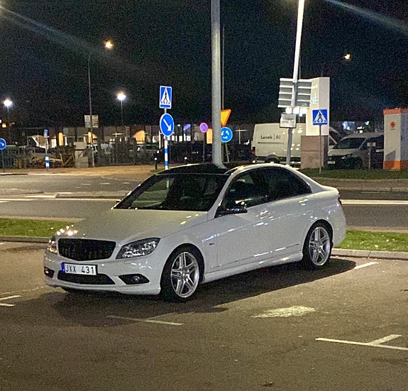Mercedes-Benz C180 4 of 5