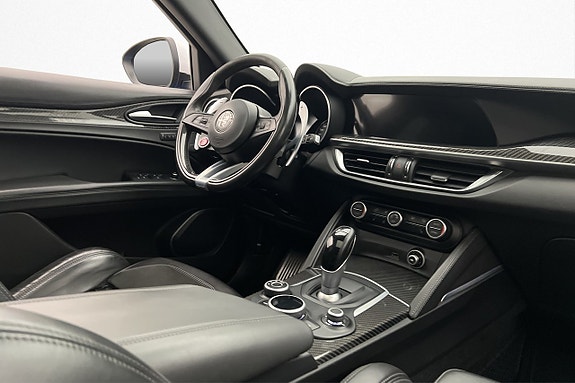 Alfa Romeo Stelvio Quadrifoglio 10 of 30