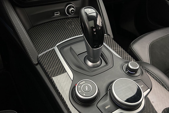 Alfa Romeo Stelvio Quadrifoglio 28 of 30