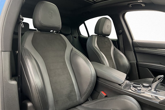 Alfa Romeo Stelvio Quadrifoglio 11 of 30