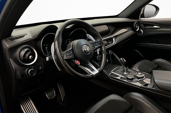 Alfa Romeo Stelvio Quadrifoglio 8 of 30
