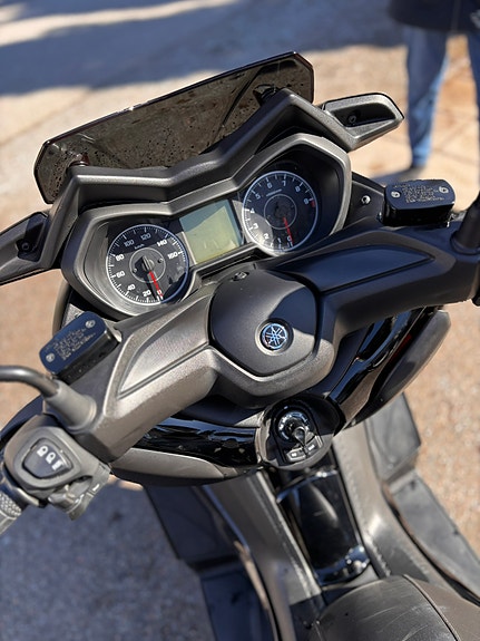 Yamaha Xmax 300 3 of 5