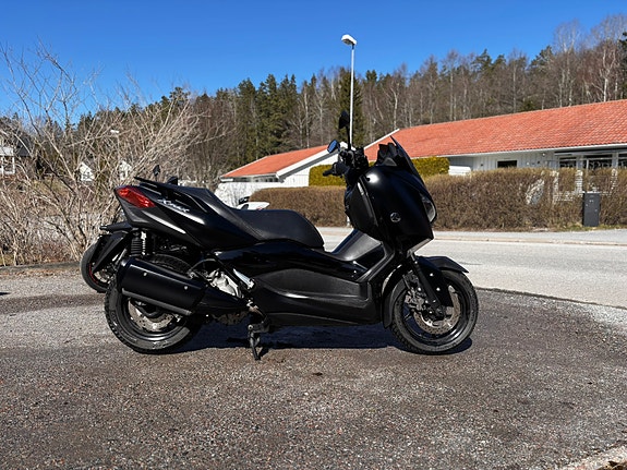 Yamaha Xmax 300 2 of 5