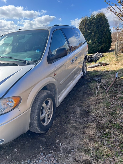 Chrysler Town & Country 3 of 5