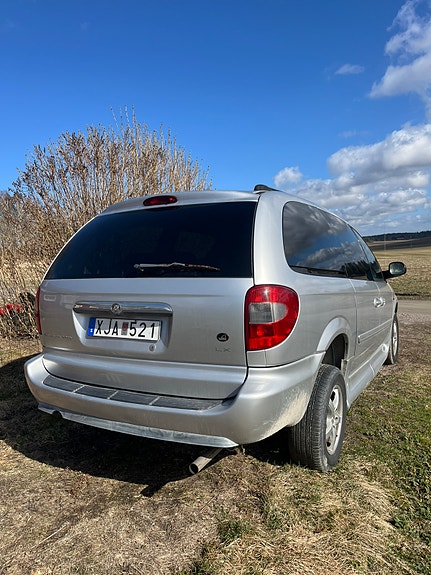 Chrysler Town & Country 4 of 5