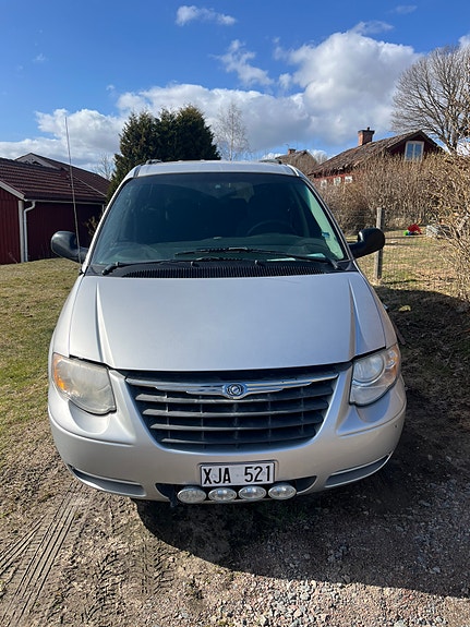 Chrysler Town & Country 2 of 5