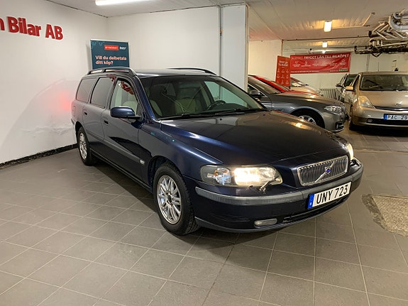 Volvo V70 2 of 5
