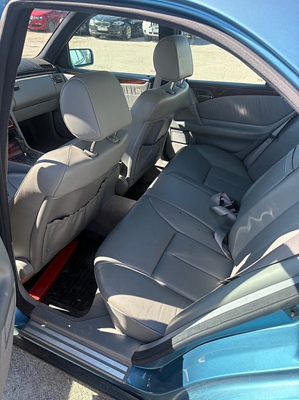 Mercedes-Benz E280 8 of 9