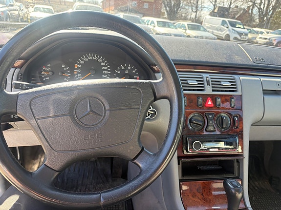 Mercedes-Benz E280 7 of 9