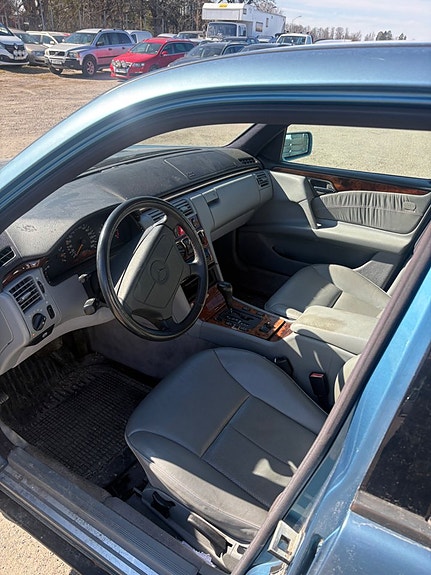 Mercedes-Benz E280 9 of 9