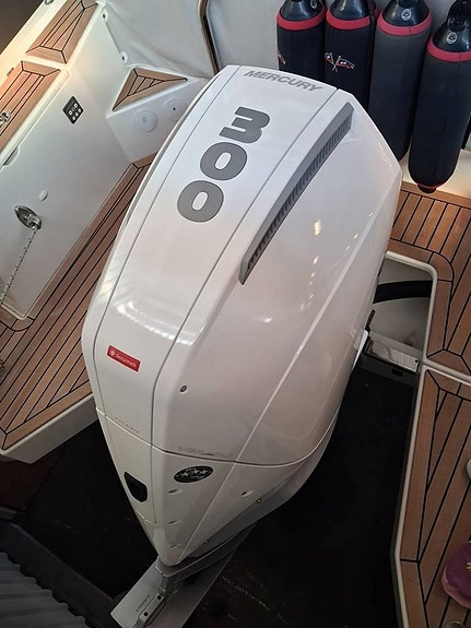 Nimbus W9 T-Top Mercury 300 2022 4 of 12