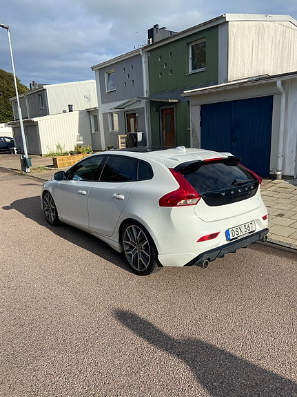 Volvo V40 2 of 7