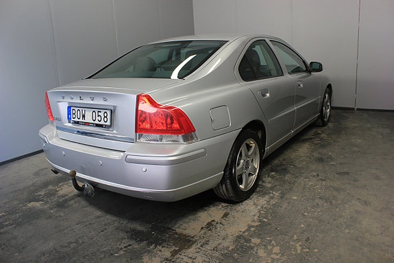 Volvo S60 4 of 5