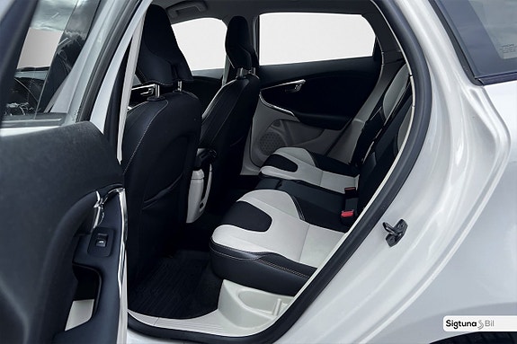 Volvo V40 Cross Country 10 of 28