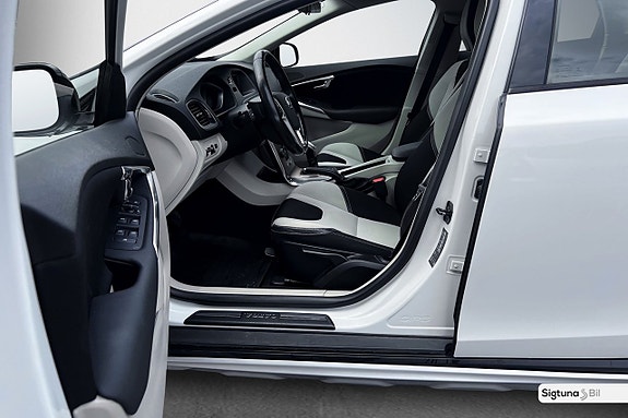 Volvo V40 Cross Country 9 of 28
