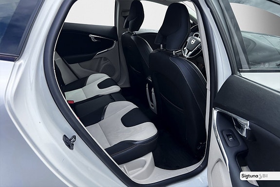 Volvo V40 Cross Country 12 of 28