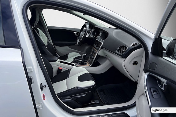 Volvo V40 Cross Country 14 of 28