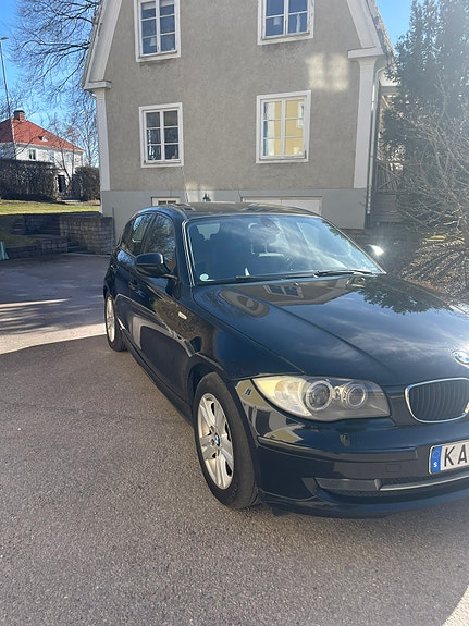 BMW 118i 2 of 5