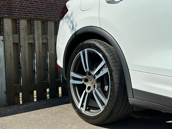 Porsche Cayenne 8 of 30