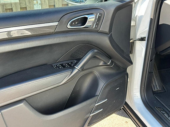 Porsche Cayenne 24 of 30