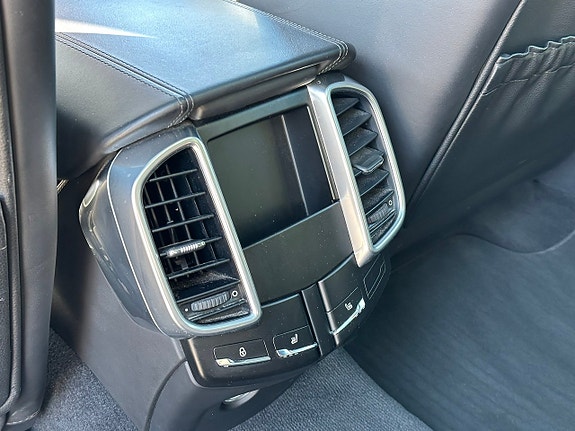 Porsche Cayenne 29 of 30