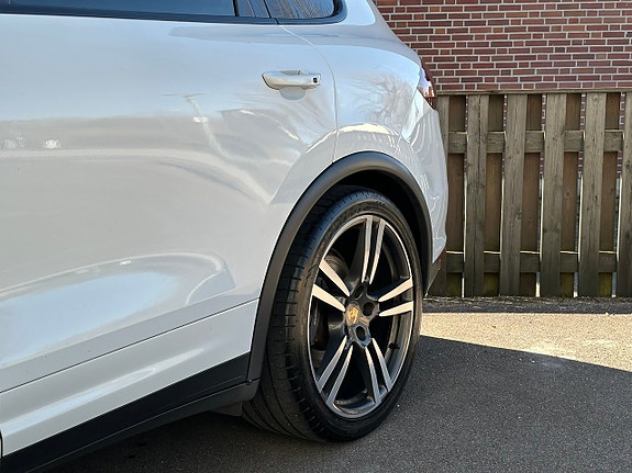 Porsche Cayenne 11 of 30