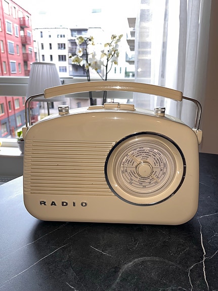 Retro radio i vintage design – snygg inredningsdetalj