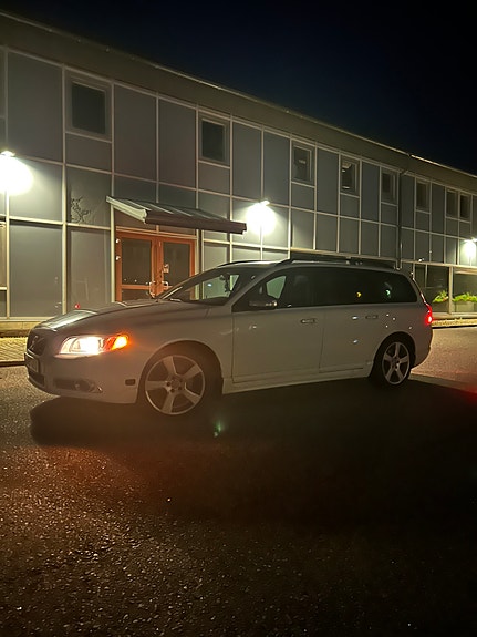 Volvo V70 2 of 8