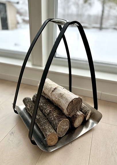 Vedkorg i metall. Modern skandinavisk stilren design. Lätt.