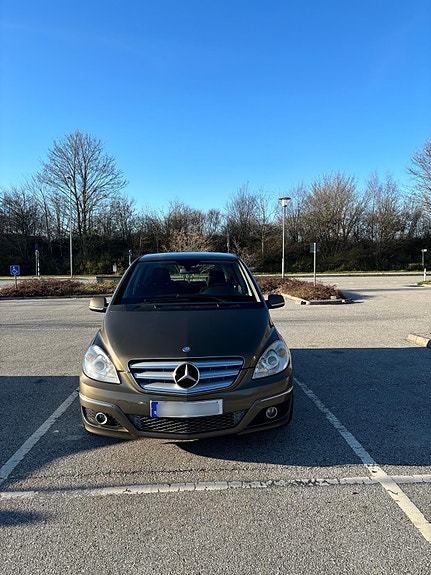 Mercedes-Benz B200 3 of 6