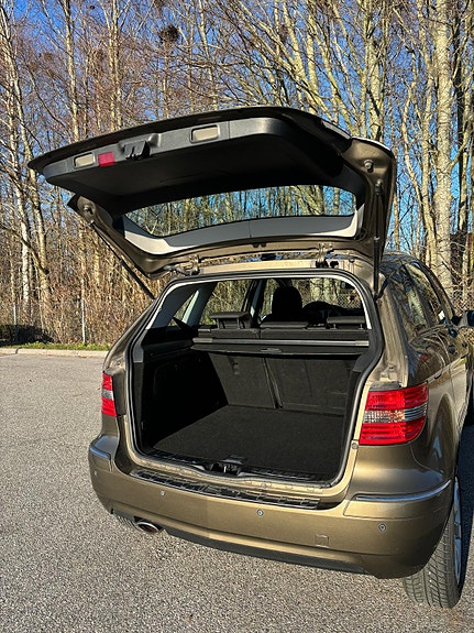 Mercedes-Benz B200 5 of 6
