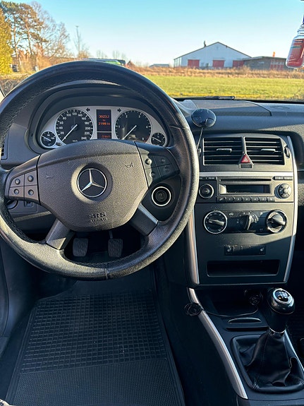 Mercedes-Benz B200 4 of 6