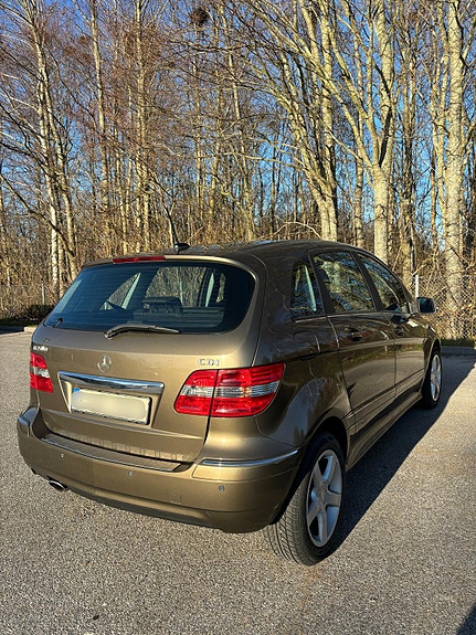 Mercedes-Benz B200 2 of 6