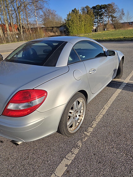 Mercedes-Benz SLK200 4 of 7