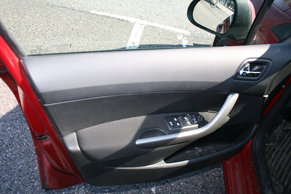 Peugeot 308 SW 11 of 14