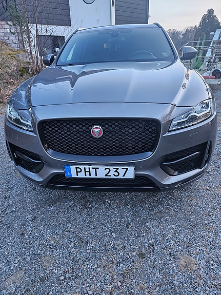Jaguar F-PACE 2 of 6