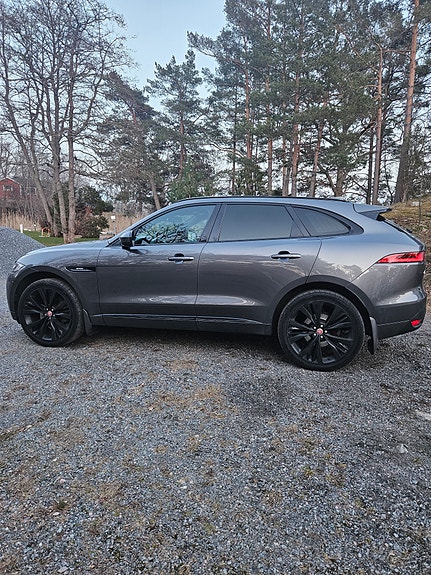 Jaguar F-PACE 3 of 6