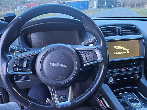 Jaguar F-PACE 6 of 6