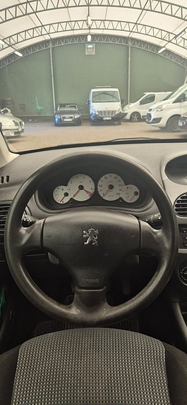 Peugeot 206 SW 10 of 11
