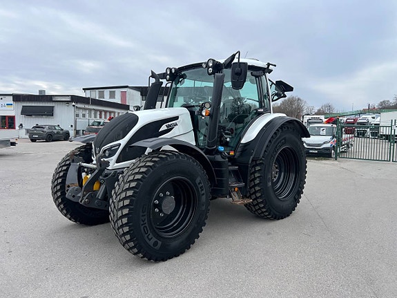 Valtra N124 HiTech Traktor