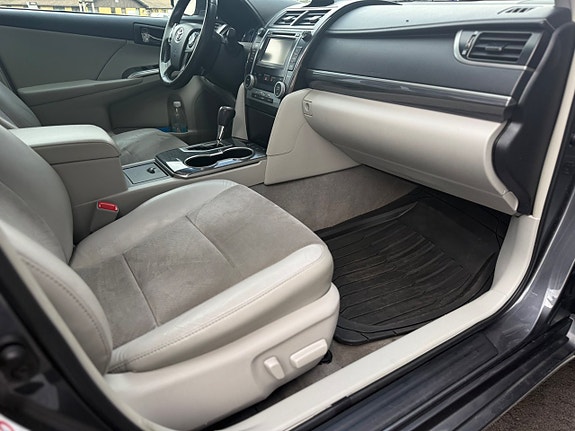 Toyota Camry 11 of 20