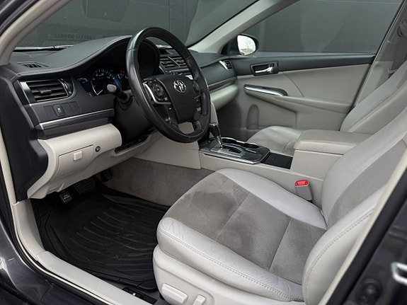 Toyota Camry 9 of 20