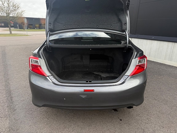Toyota Camry 13 of 20