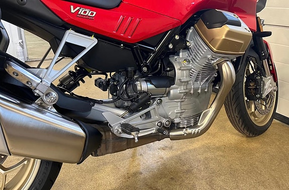 Moto Guzzi V100 Mandello 4 of 6