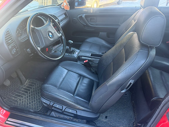 BMW 323i 4 of 5