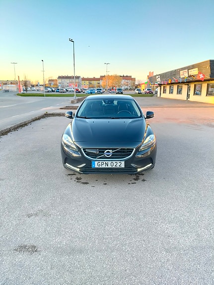 Volvo V40 2 of 10