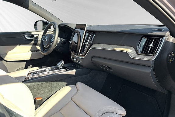Volvo XC60 10 of 16